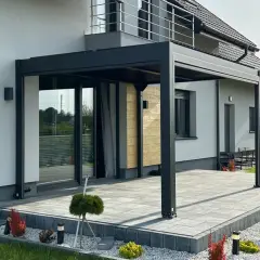 Nowoczesna pergola przy domu, idealna do ogrodu. Dowiedz się, jak zamontować pergole w ogrodzie, by stworzyć stylową przestrzeń.