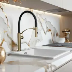 Elegancka aranżacja małej kuchni 2m2. Złota bateria i marmurowy blat z żyłkami złota tworzą luksusowy klimat.