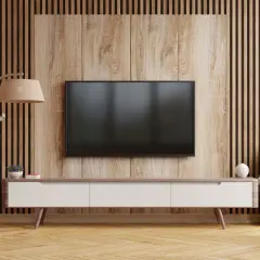 Nowoczesne drewno na ścianie aranżacje tworzą przytulną przestrzeń wokół telewizora.
