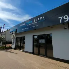 Nowoczesny salon z oknami, drzwiami i bramami, z numerem 79a.