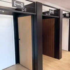 Rząd drzwi Porta w Krakowie: białe, drewniane i ciemnobrązowe. Wybierz swoje idealne drzwi Porta.