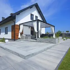 Nowoczesny taras z szarej kostki brukowej, idealny do wypoczynku. Zastanawiasz się, jaką fugę wybrać na taras?