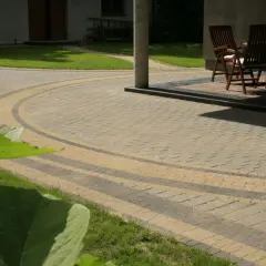 Jak wykonać taras z kostki brukowej - krok po kroku z użytecznymi wskazówkami