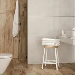 Nowoczesna łazienka z płytkami drewnopodobnymi na podłodze i ścianach. Inspiracje dla Twojego domu.