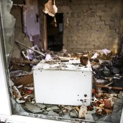 Zniszczony pokój z białym urządzeniem na gruzach. Zastanawiasz się, gdzie oddać stare okna PVC?
