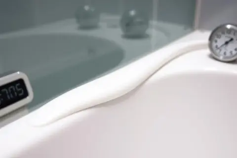 Jak długo schnie silikon w łazience? Poznaj kluczowe czynniki i terminy