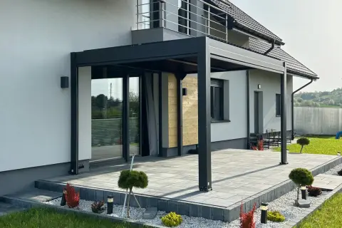 Nowoczesna pergola przy domu, idealna do ogrodu. Dowiedz się, jak zamontować pergole w ogrodzie, by stworzyć stylową przestrzeń.