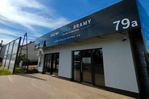 Nowoczesny salon z oknami, drzwiami i bramami, z numerem 79a.