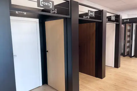 Rząd drzwi Porta w Krakowie: białe, drewniane i ciemnobrązowe. Wybierz swoje idealne drzwi Porta.