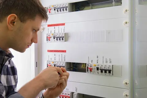 Bezpieczniki topikowe – skuteczna ochrona instalacji elektrycznych