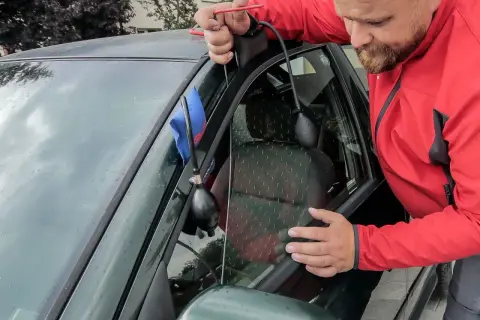 Jak otworzyć okno w samochodzie: proste sposoby na awarie