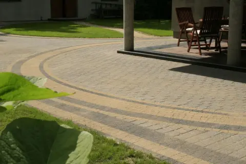 Jak wykonać taras z kostki brukowej - krok po kroku z użytecznymi wskazówkami