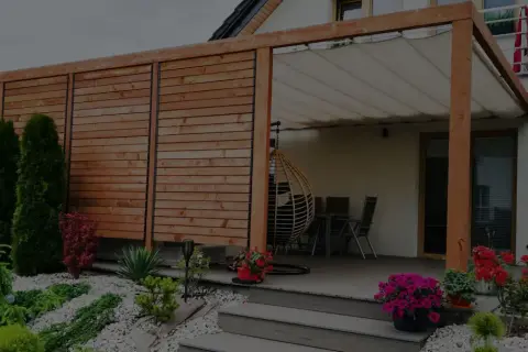 Nowoczesny taras z deski kompozytowej, z pergolą i huśtawką. Zastanawiasz się, ile kosztuje zrobienie tarasu z deski kompozytowej?