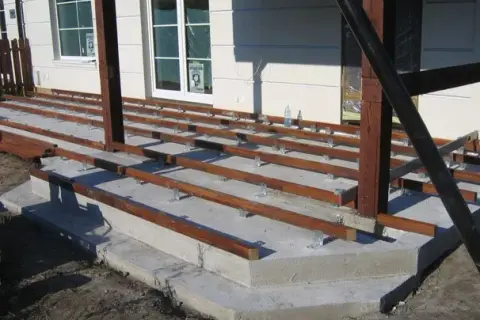 Jak zabezpieczenie betonu pod taras drewniany może uratować twój projekt?
