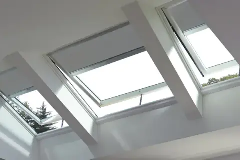 Jak zamknąć okno dachowe? Poznaj skuteczne rozwiązania problemów.