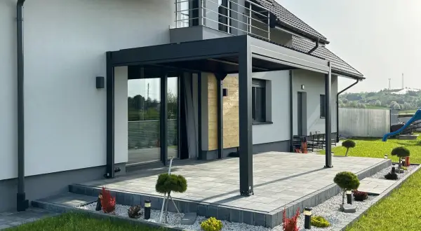 Nowoczesna pergola przy domu, idealna do ogrodu. Dowiedz się, jak zamontować pergole w ogrodzie, by stworzyć stylową przestrzeń.