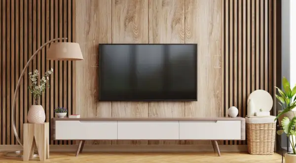 Nowoczesne drewno na ścianie aranżacje tworzą przytulną przestrzeń wokół telewizora.