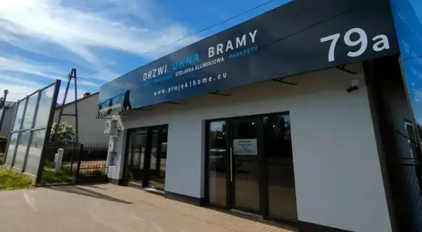 Nowoczesny salon z oknami, drzwiami i bramami, z numerem 79a.