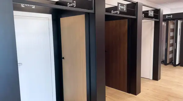 Rząd drzwi Porta w Krakowie: białe, drewniane i ciemnobrązowe. Wybierz swoje idealne drzwi Porta.