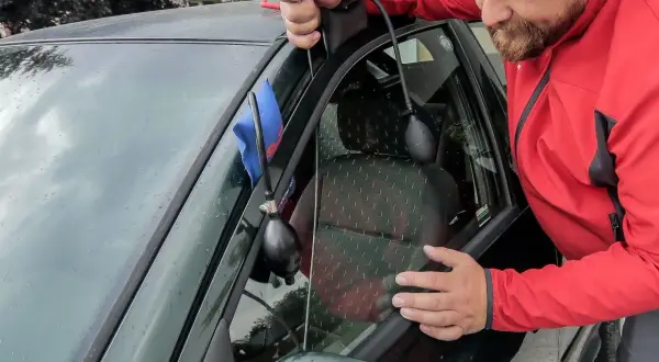 Jak otworzyć okno w samochodzie: proste sposoby na awarie
