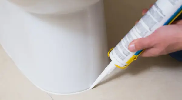 Aplikacja silikonu sanitarnego wokół toalety. Czekamy, aż silikon sanitarny wyschnie, aby zapewnić szczelność.