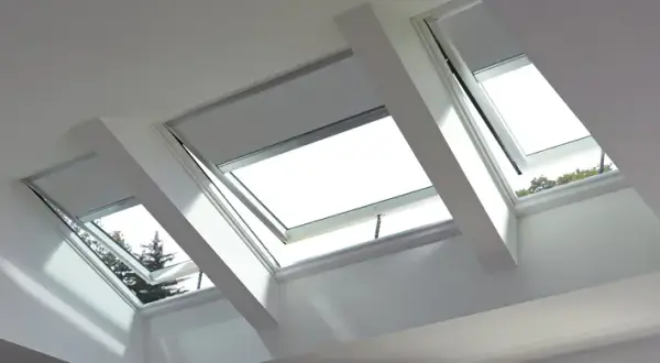 Jak zamknąć okno dachowe? Poznaj skuteczne rozwiązania problemów.