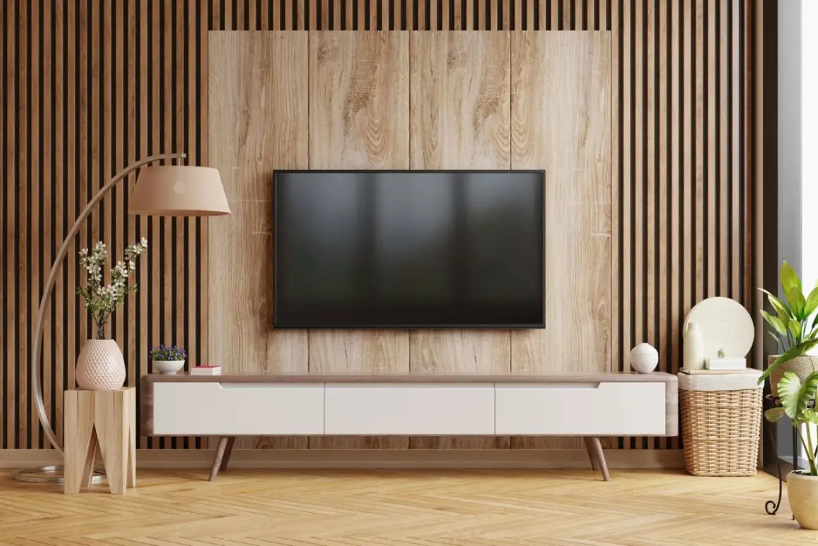 Nowoczesne drewno na ścianie aranżacje tworzą przytulną przestrzeń wokół telewizora.