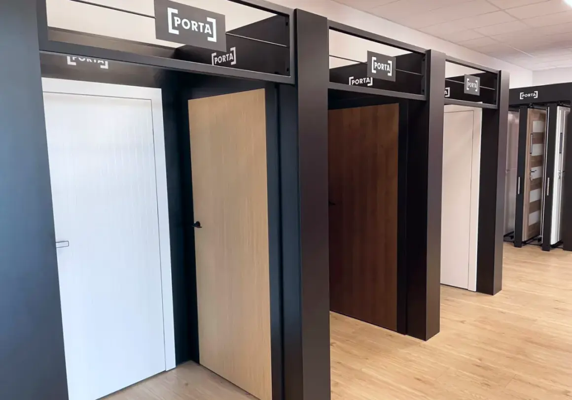 Rząd drzwi Porta w Krakowie: białe, drewniane i ciemnobrązowe. Wybierz swoje idealne drzwi Porta.