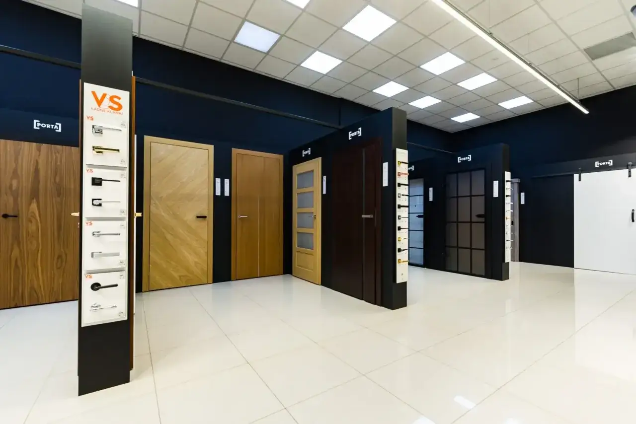 Salon drzwi Porta w Krakowie. Różnorodne modele drzwi i klamek, od nowoczesnych po klasyczne.