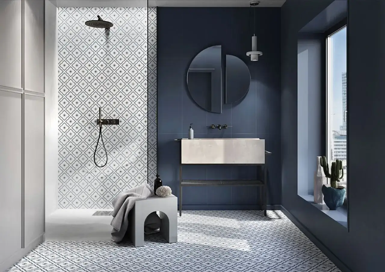 Elegancka łazienka z geometrycznymi płytkami podłogowymi 30x60, ozdobną ścianą prysznicową i nowoczesną umywalką.