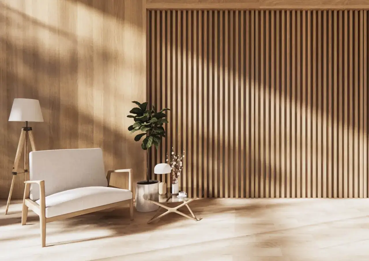 Nowoczesne aranżacje z drewnem na ścianie: minimalistyczna sofa, lampa i roślina tworzą przytulną przestrzeń.