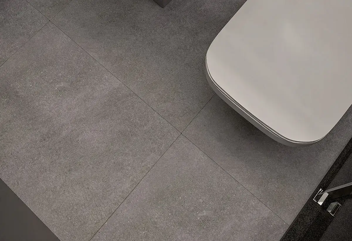 Szara, matowa płytka podłogowa 60x60 z delikatnym wzorem kamienia, idealna do nowoczesnej łazienki.