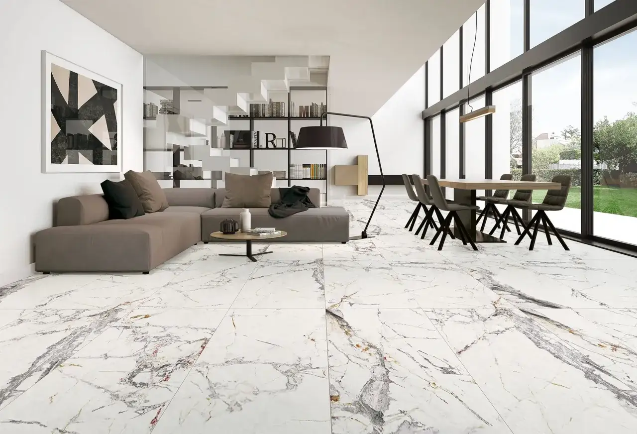 Nowoczesny salon z jadalnią, gdzie dominują wielkoformatowe płytki podłogowe 120x120 imitujące marmur.