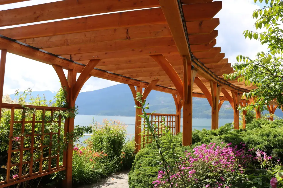 Prosta pergola z drewna, idealna do ogrodu, z widokiem na jezioro i góry.