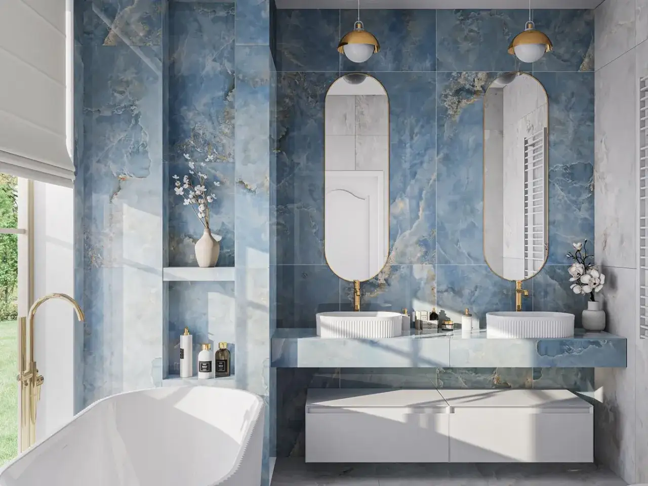 Elegancka łazienka z błękitnymi płytkami imitującymi marmur. Listwa lustrzana do płytek podkreśla nowoczesny design.