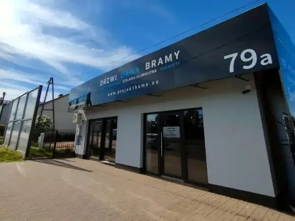 Nowoczesny salon z oknami, drzwiami i bramami, z numerem 79a.