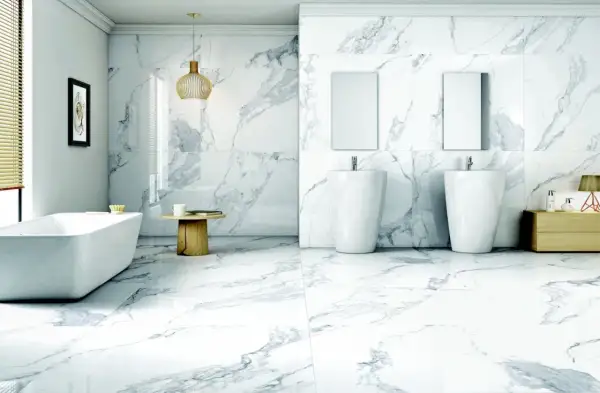 Nowoczesna łazienka z wanną i dwoma umywalkami, gdzie pierwsze płytki na ścianę i podłogę tworzą spójną, marmurową całość.