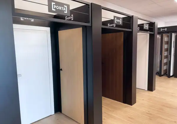 Rząd drzwi Porta w Krakowie: białe, drewniane i ciemnobrązowe. Wybierz swoje idealne drzwi Porta.