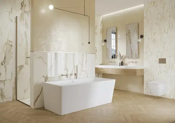 Elegancka łazienka z wanną wolnostojącą, prysznicem i podwójną umywalką. Wnętrze zdobią płytki marmurowe ze złotem, tworząc luksusowy klimat.